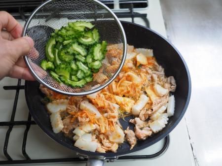 イカとゴーヤのキムチ炒め丼039.jpg