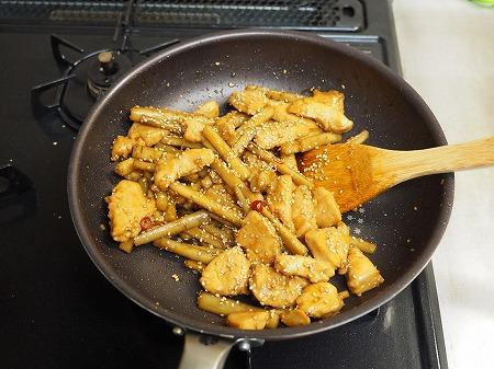 鶏むね肉で鶏ごぼう照り焼き068.jpg