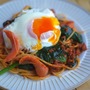 目玉焼きのっけ♪ウインナーとほうれん草のボロネーゼ