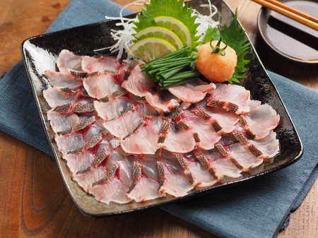 イサキの刺身 湯霜 筋肉料理人の家呑みレシピと時々 アウトドア 公式連載 レシピブログ