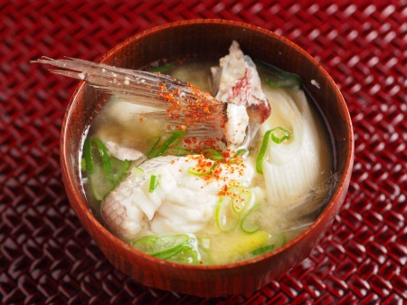 鯛あらの味噌汁 魚はあらまで使ってお得 筋肉料理人の家呑みレシピと時々 アウトドア 公式連載 レシピブログ