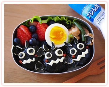 めろんぱんさん『アジシオでつくる、コウモリトリオのおにぎり弁当』from めろんカフェ