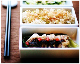 セロリの炊き込みご飯と蒸し鶏の海苔ソース