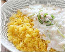 白い蟹あんをかけた黄色いチャーハン
