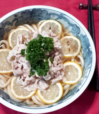 レモンでさっぱりエスニック肉うどん