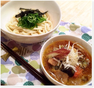 トマトとナスのつけうどん