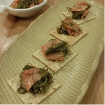 スモークサーモンと納豆こんぶのカナッペ