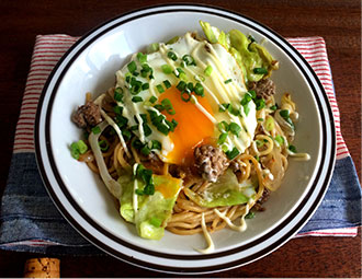 目玉焼き乗せひき肉ソース焼そば