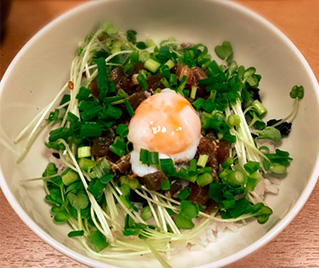 リケンのノンオイル中華ごまドレッシングでカツオの漬け丼