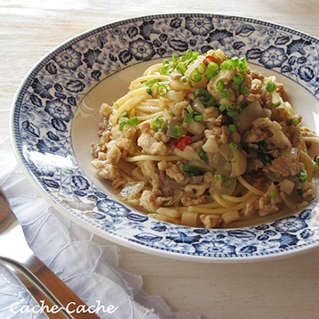 オイスターソースでコク旨♪ 鶏ひき肉と蓮根の和風パスタ