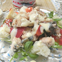 ちゃんちゃん焼き風チーズソースをかけて♪鮭缶とトマトのサラダ　写真