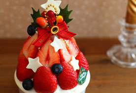 苺でデコレーション☆クリスマスツリーケーキ